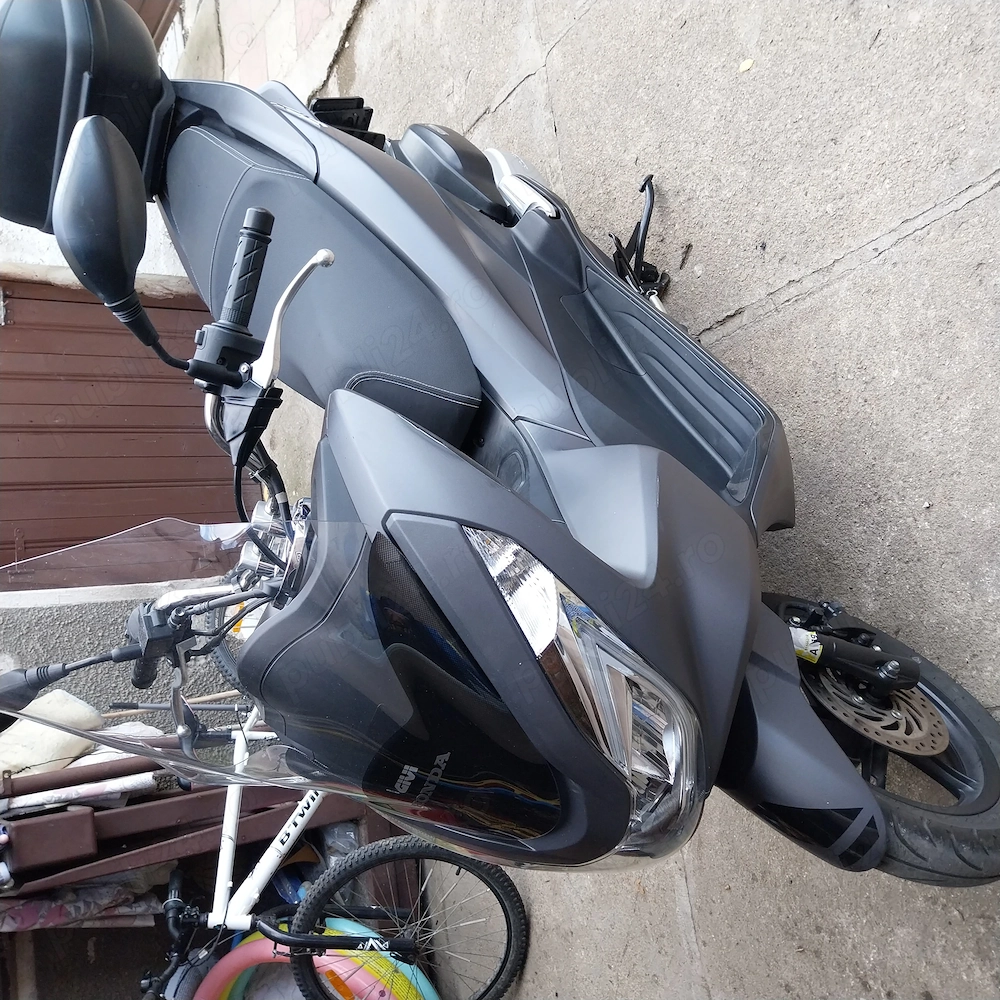 vând honda pcx 125 stare bună recent adusă mai multe detalii la telefon