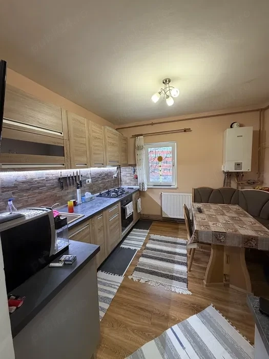 Apartament 3 camere semidecomandat etaj 1 amenajat Calea Buziasului centrala proprie