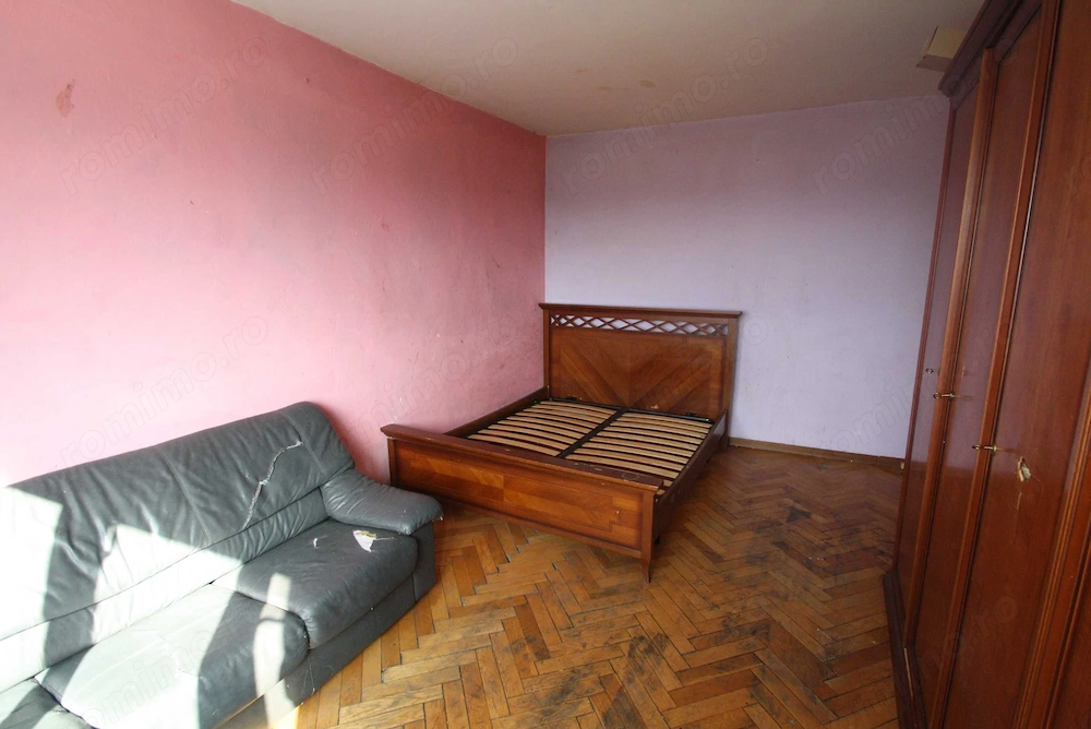 Vand apartament cu 3 camere, Zona Shopping City, complet decomandat