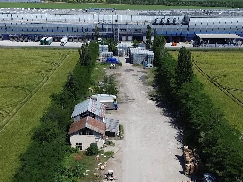 Teren 10.000 mp de închiriat la DN72, Ariceștii Rahtivani   betonat, împrejmuit