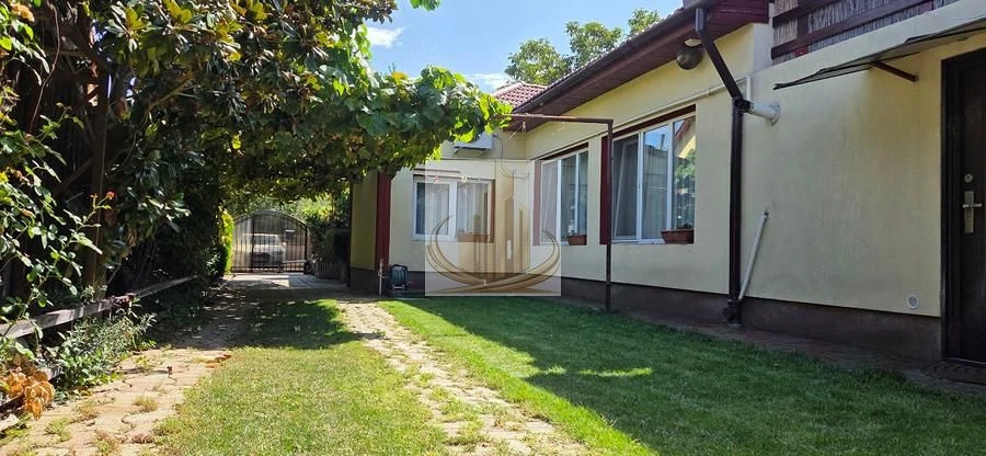 Casă din cărămidă cu spațiu comercial la stradă, garaj și curte