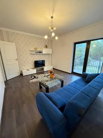 Apartament cu 2 camere si curte