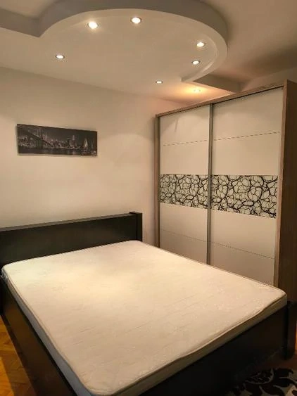 Închiriez apartament cu 2 camere decomandat, etaj.1