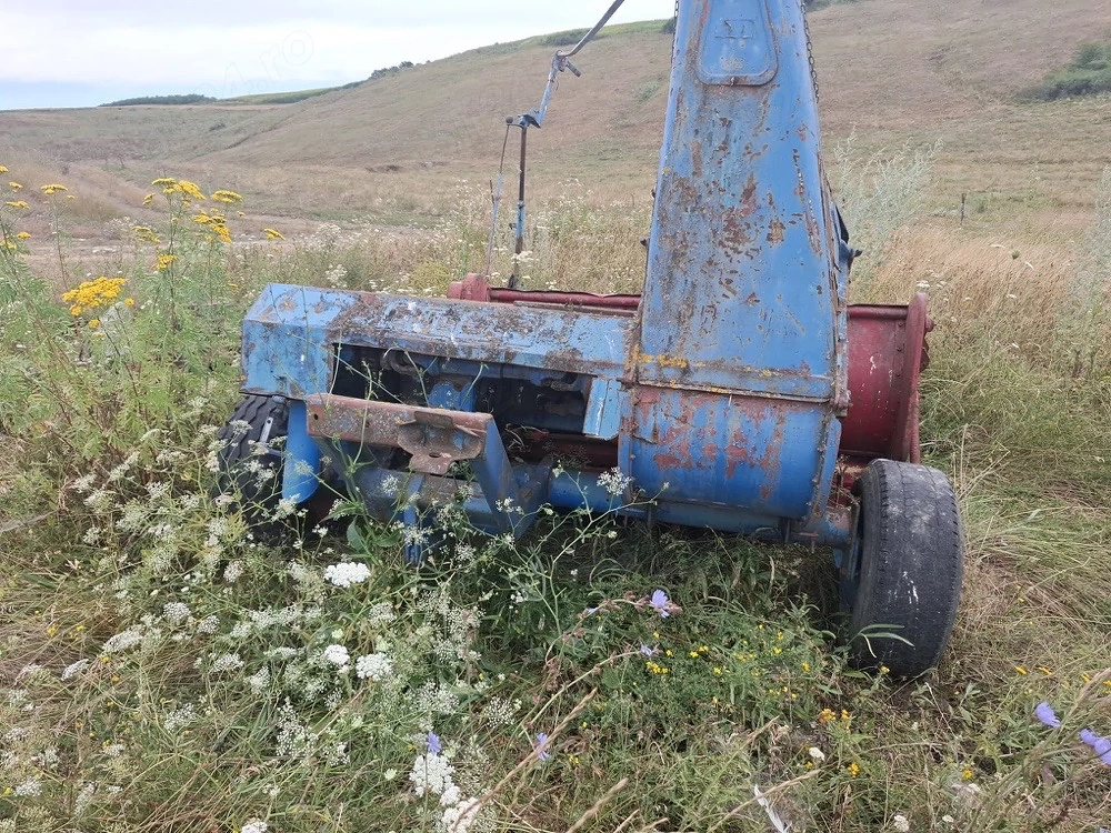 vând tocătoare pe 2 rânduri cu 2 mase una de porumb si una de lucernă 