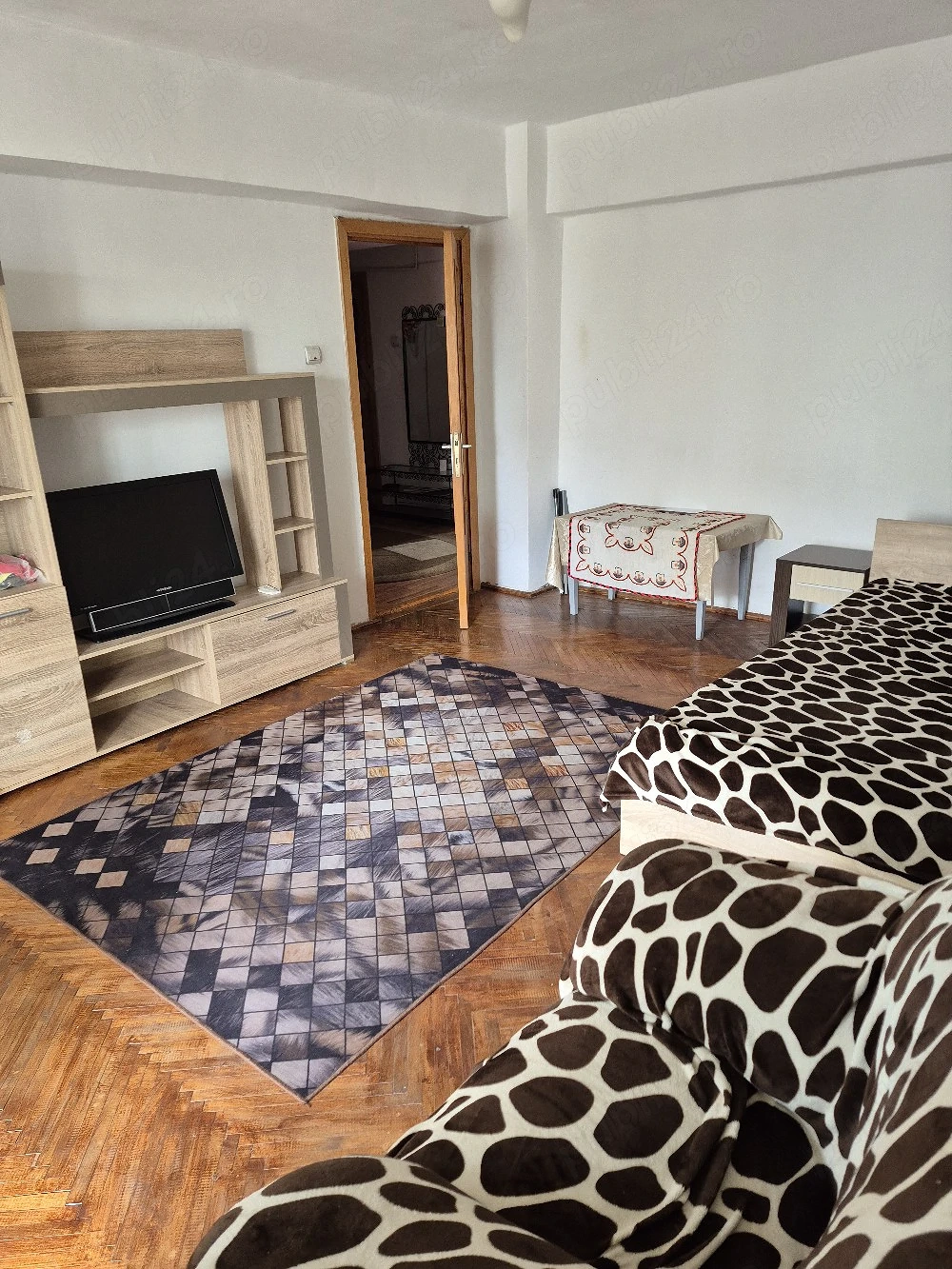 Închiriez Apartament 3 Camere + 2 Băi, Mobilat, Etaj, Craiova,zona 1 mai