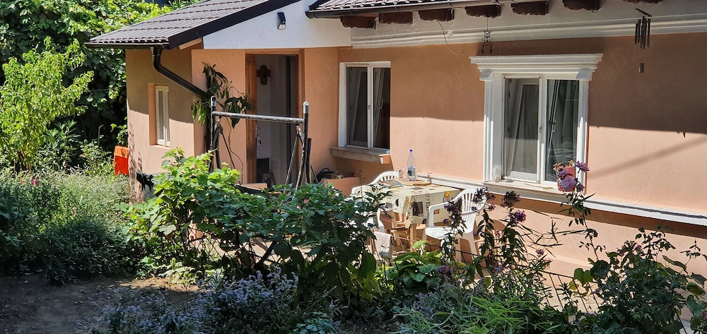ÎNCHIRIEZ Spatiu Generos doua corpuri de casa (apartament corpul A si camera cu baie propie corpul B
