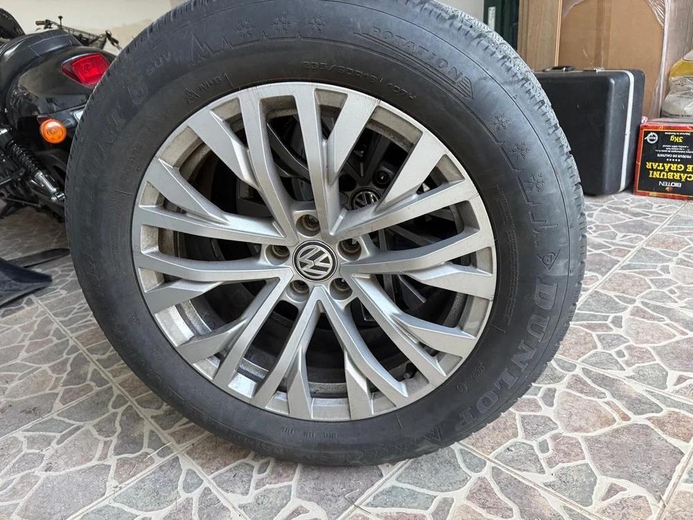 Jante Volkswagen Touareg originale cu cauciucuri de iarna Dunlop