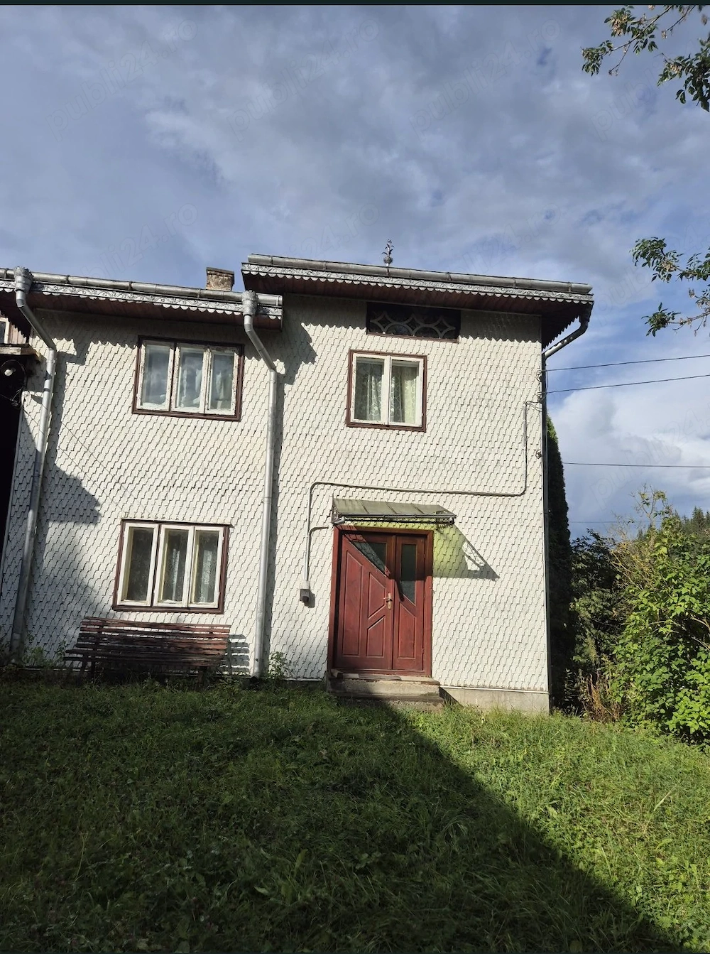 Casă și complex de clădiri în zonă pitorească 
