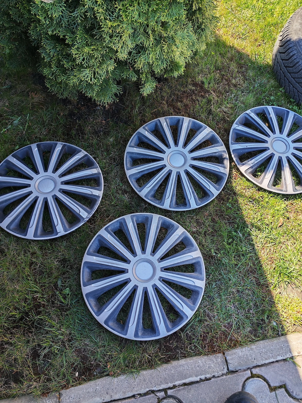 Vand anvelope iarna cu jante sii capace  185 65 15 gauri 4x100 Fiat, Opel, Logan