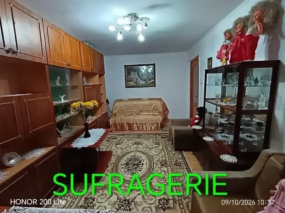 vand apartament trei camere