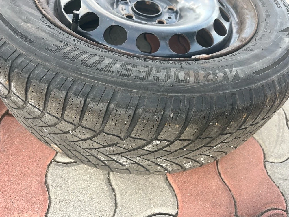 Vând set 4 roți complete Passat B8 – 215/60 R16 – anvelope de iarnă