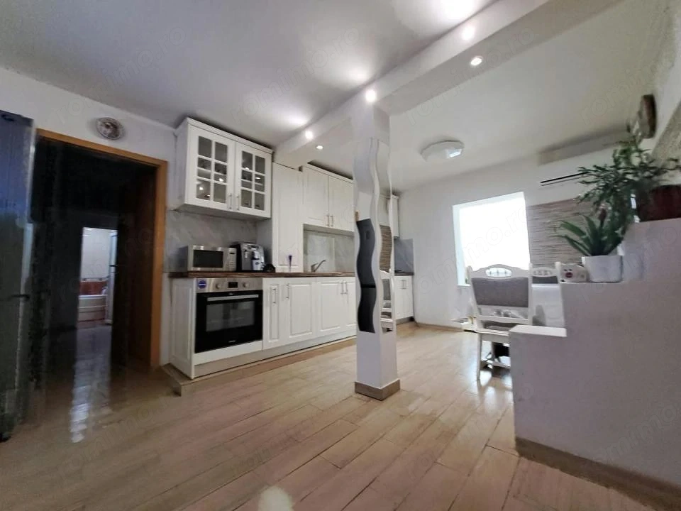 Apartament cu 3 camere - Zona Lipovei