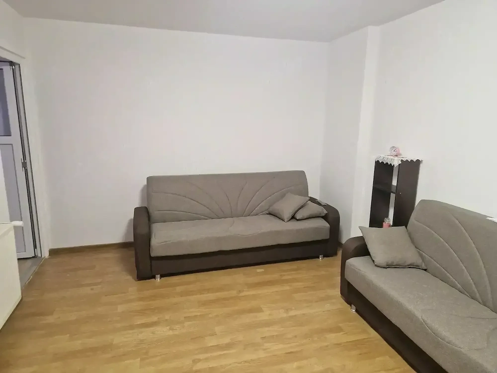 Închiriez apartament