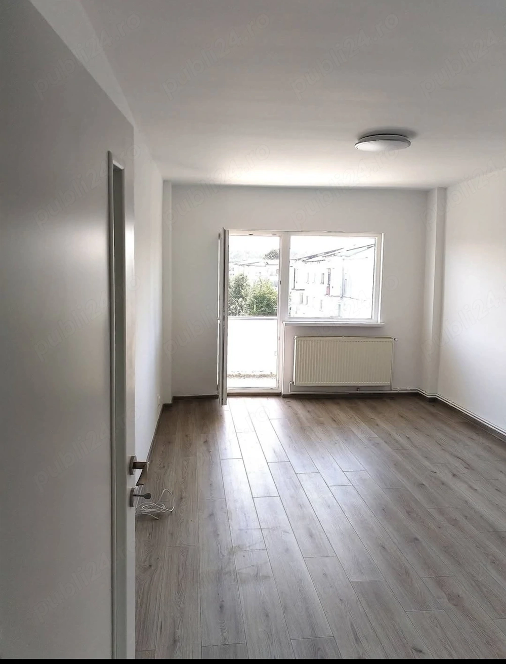 Vând apartament cu două camere decomandate și două balcoane. 