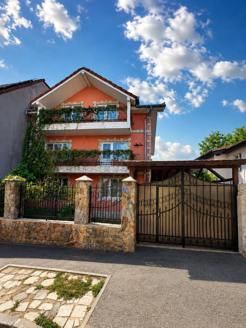 Casa cu 5 camere si 350 mp de teren in spate la parcul Salca