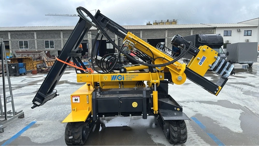 Inchiriez soneta Mgi Tonker 830,bate pari pana la 5 m,cu operator