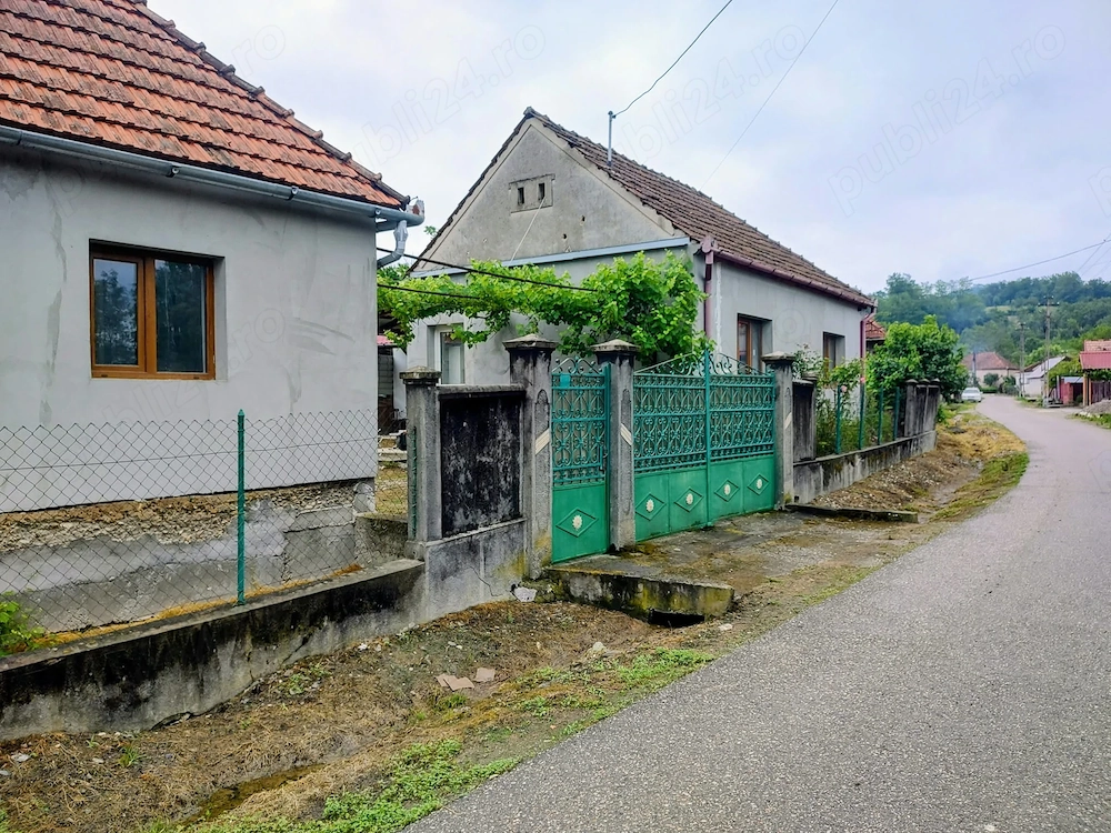 Proprietate spațioasă compusă din 2 corpuri separate de casă.