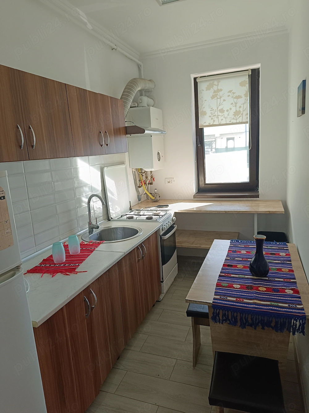 Închiriez apartament cu 2 camere