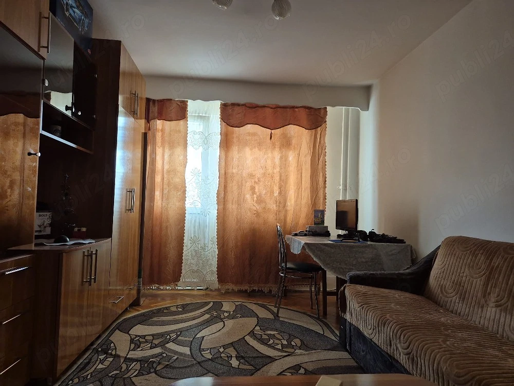 închiriez apartament
