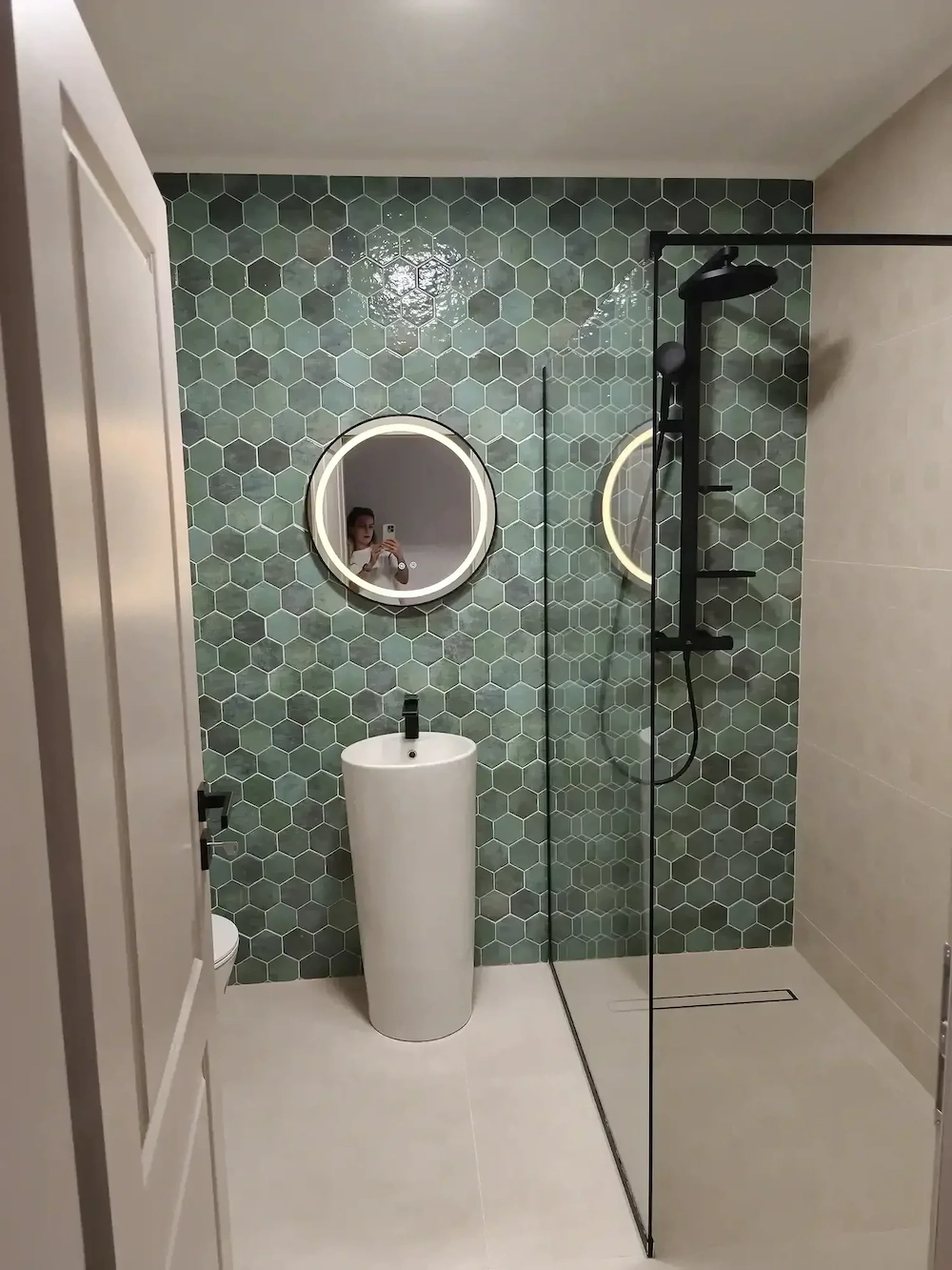 PRIMA ÎNCHIRIERE: Apartament 3 camere, 59 mp, parcare   Str. Garoafei (lângă Karaviem)  