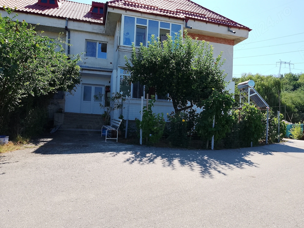 Vând apartament 2 camere și teren