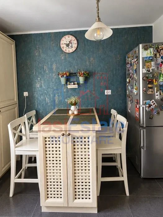 Apartament cu 3 camere zona Podu de Fier - Targu Cucu