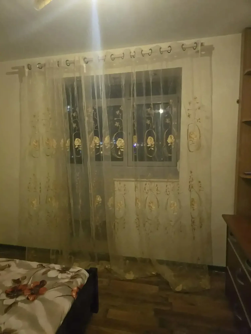 Închiriez camera unei fete