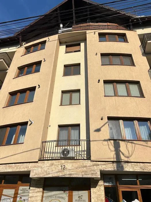 Închiriez apt central