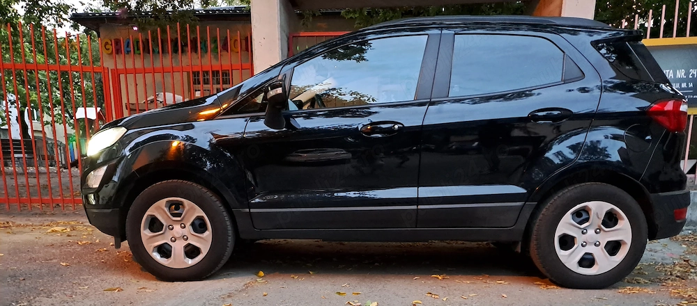 Vând Ford EcoSport, înmatriculat în decembrie 2018, de culoare neagră, cu motor 1.0 EcoBoost Turbo, 
