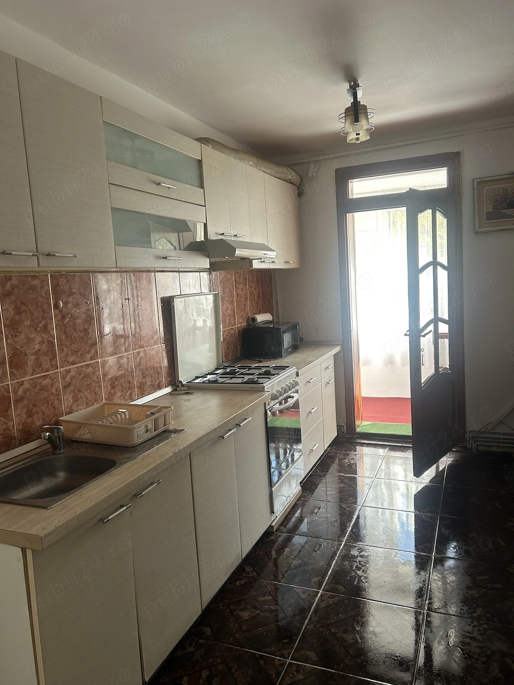 Închiriez apartament cu două camere 