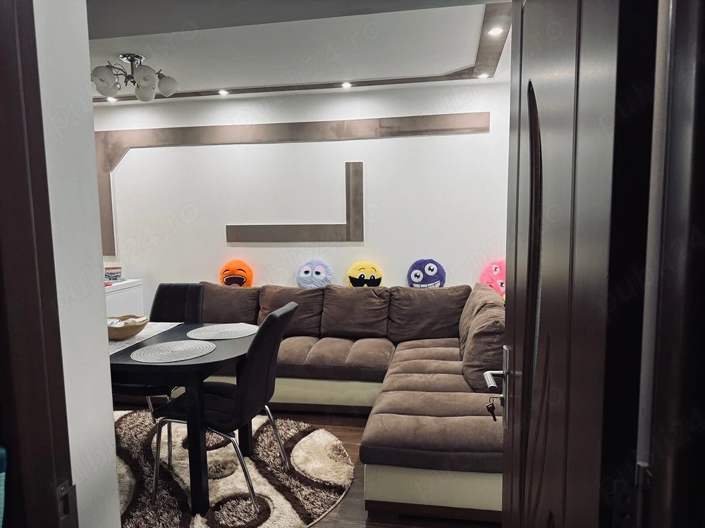 vând apartament 