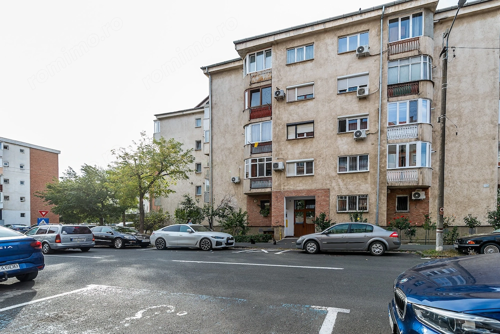 Apartament decomandat, 2 camere, Alfa, la 2 pași de stația de tramvai