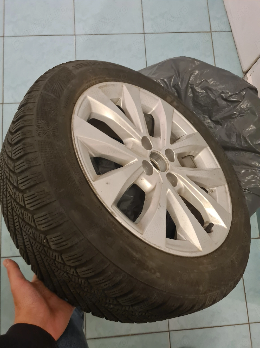 Vând 2 anvelope iarnă Continental 195/55 R16 stare excelentă