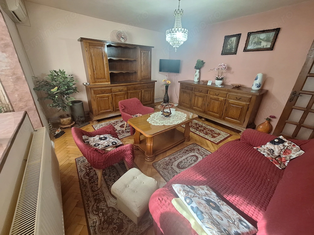 Apartament cu 3 camere  decomandate Et 1 Zona Modern