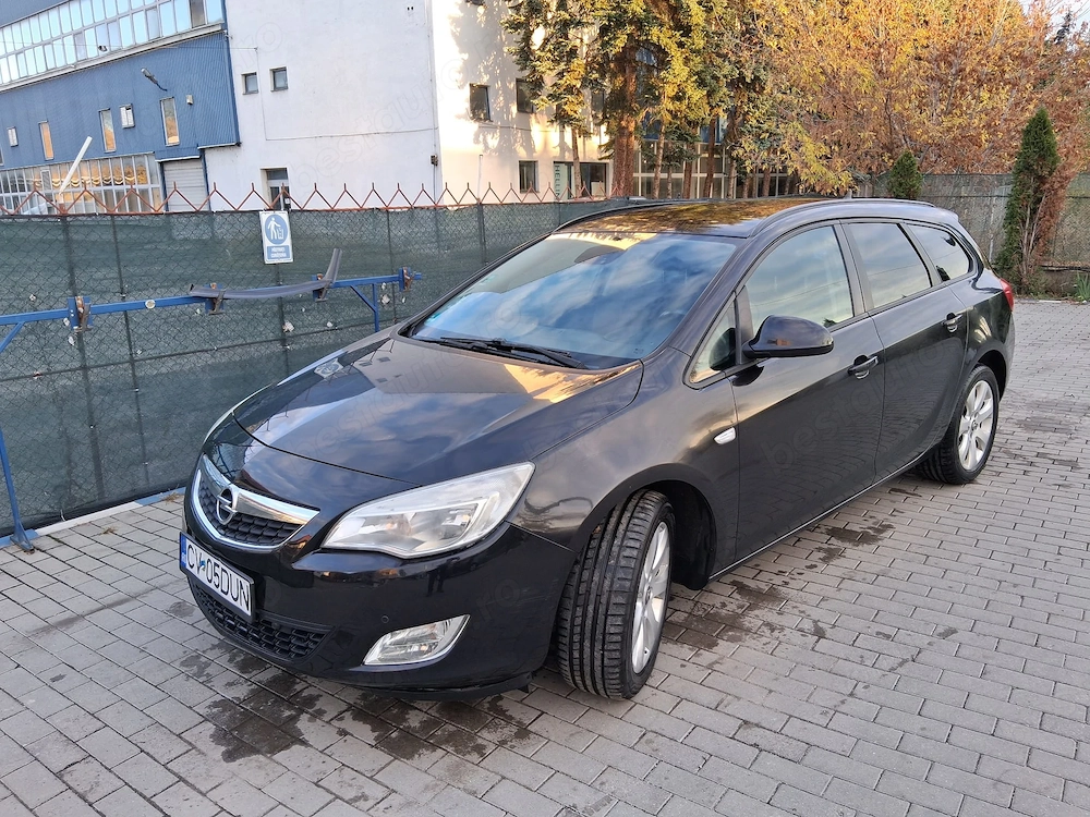  Opel Astra J Sports Tourer (break), an fabricație 2011, 160 CP și cutie de viteze automată