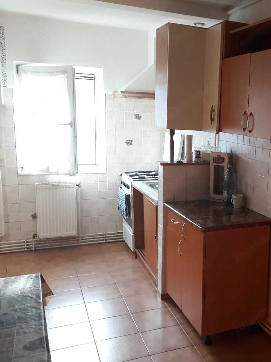 Închiriez apartament 3 camere.