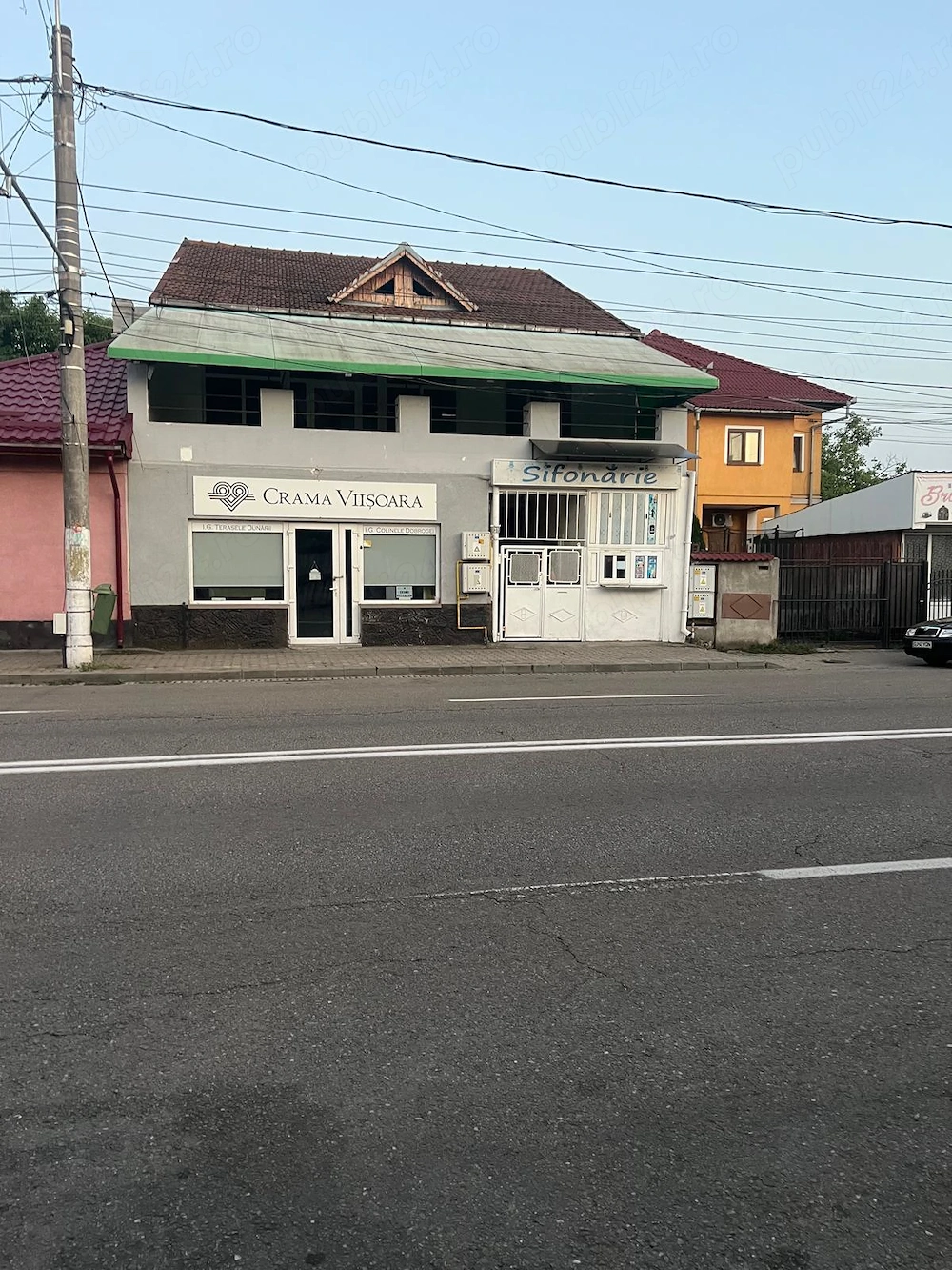 Vand casa in Targu Jiu cu 3 spatii comerciale,casa de locuitcu 4 camere ,beci tip crama,baie,bucatar