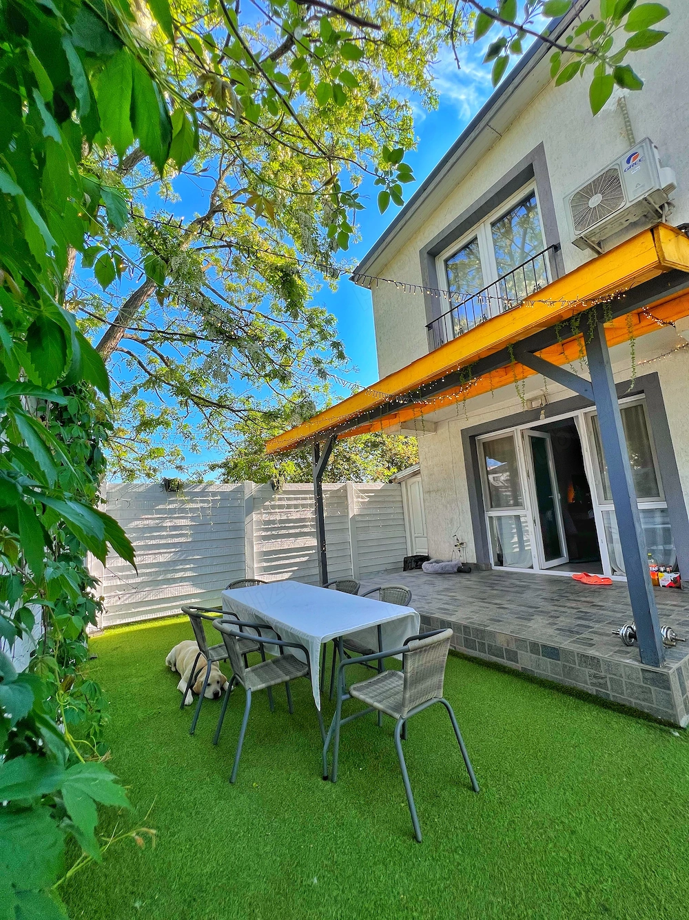 Casă tip duplex 4 camere, curte liberă 90mp în spate, parcare privată, complet mobilată și utilată