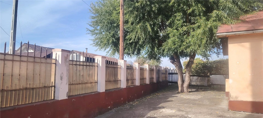 Casa cu 2 fronturi si pozitie foarte buna pe dn 1 A in Lipanesti