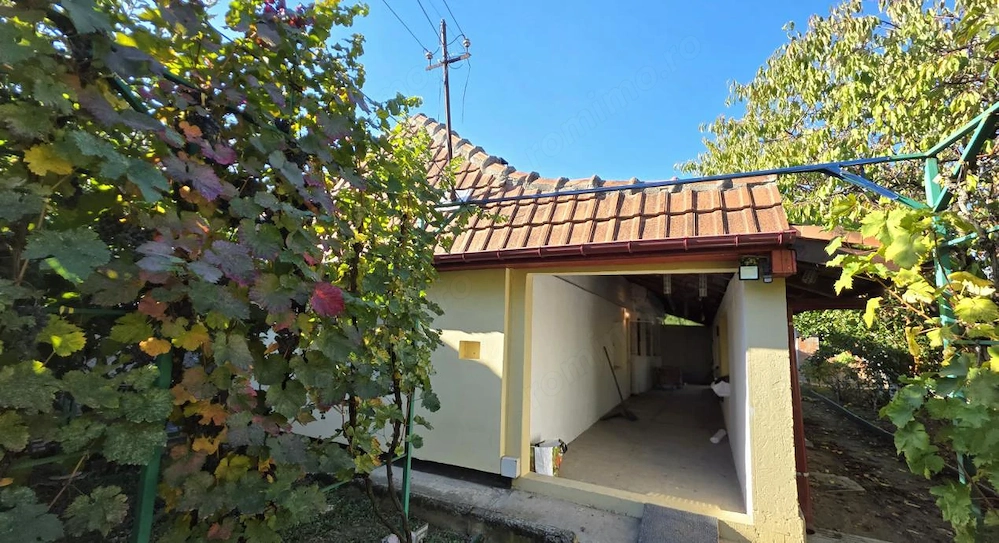 Casa individuala cu 4 camere, curte generoasa si anexa in Plopi