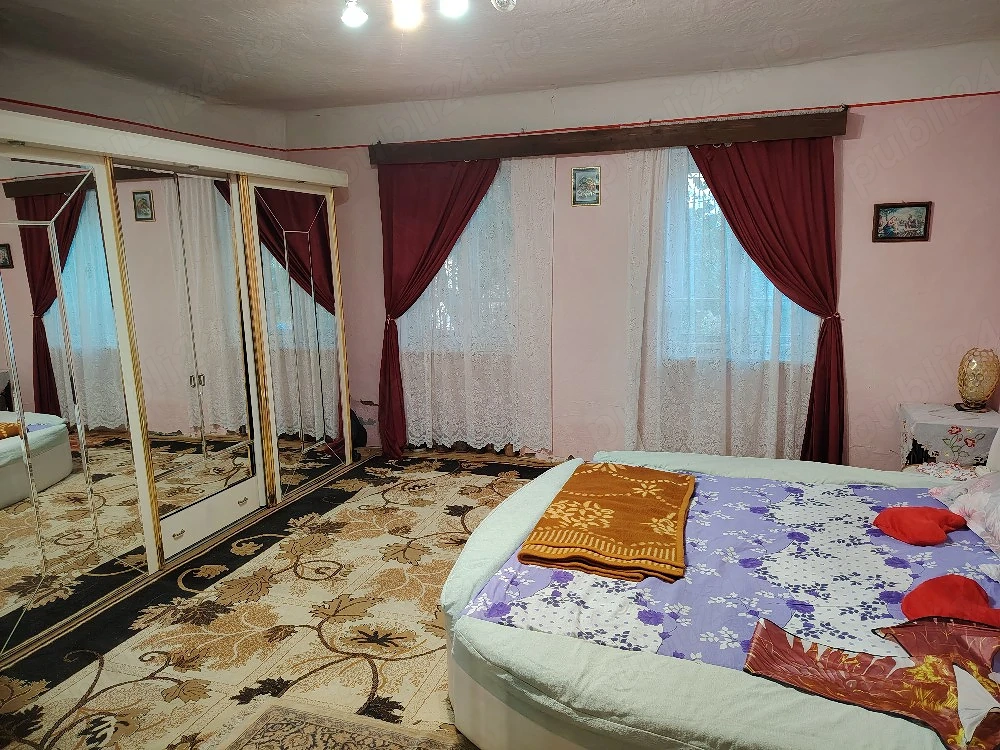 Casa de vânzare cu doua camere baie si bucatarie spait .