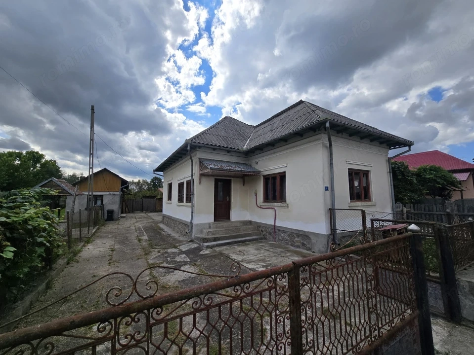 Casă cu teren de 1.615 mp în Pietroșani – zonă frumoasă de deal