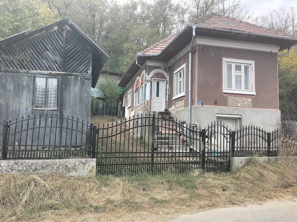 Casă cu teren 574 mp - Pietroșani, Vărzăroaia