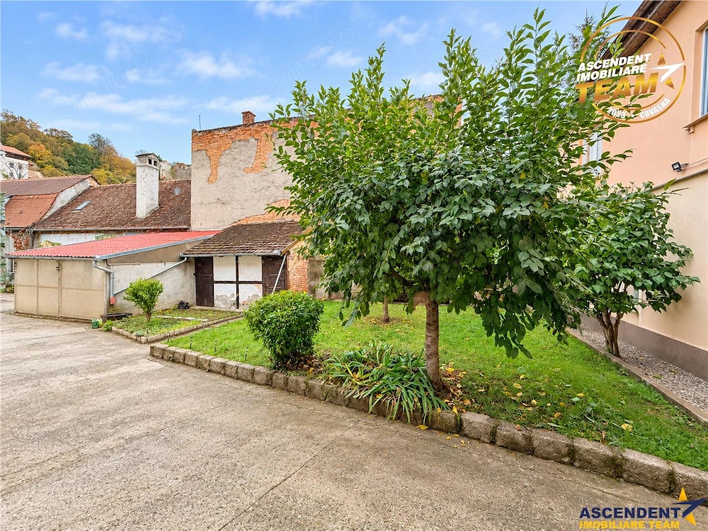 Corp de casa cu farmec autentic,4 camere, parcare,curte,dublu potential,Central,Brasov