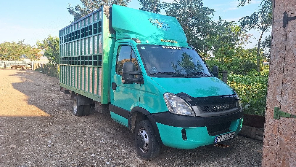 Vând mașină transport animale 