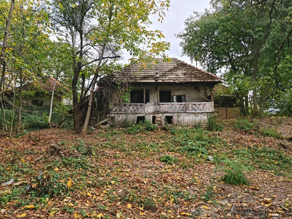Vând teren 2336 mp, cu casă tradițională și livada în comuna Runcu, satul Valea Mare