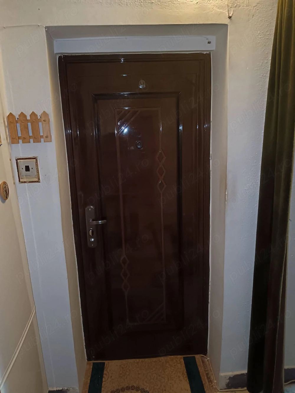 De vanzare apartament 3 camere decomandat, etaj 2