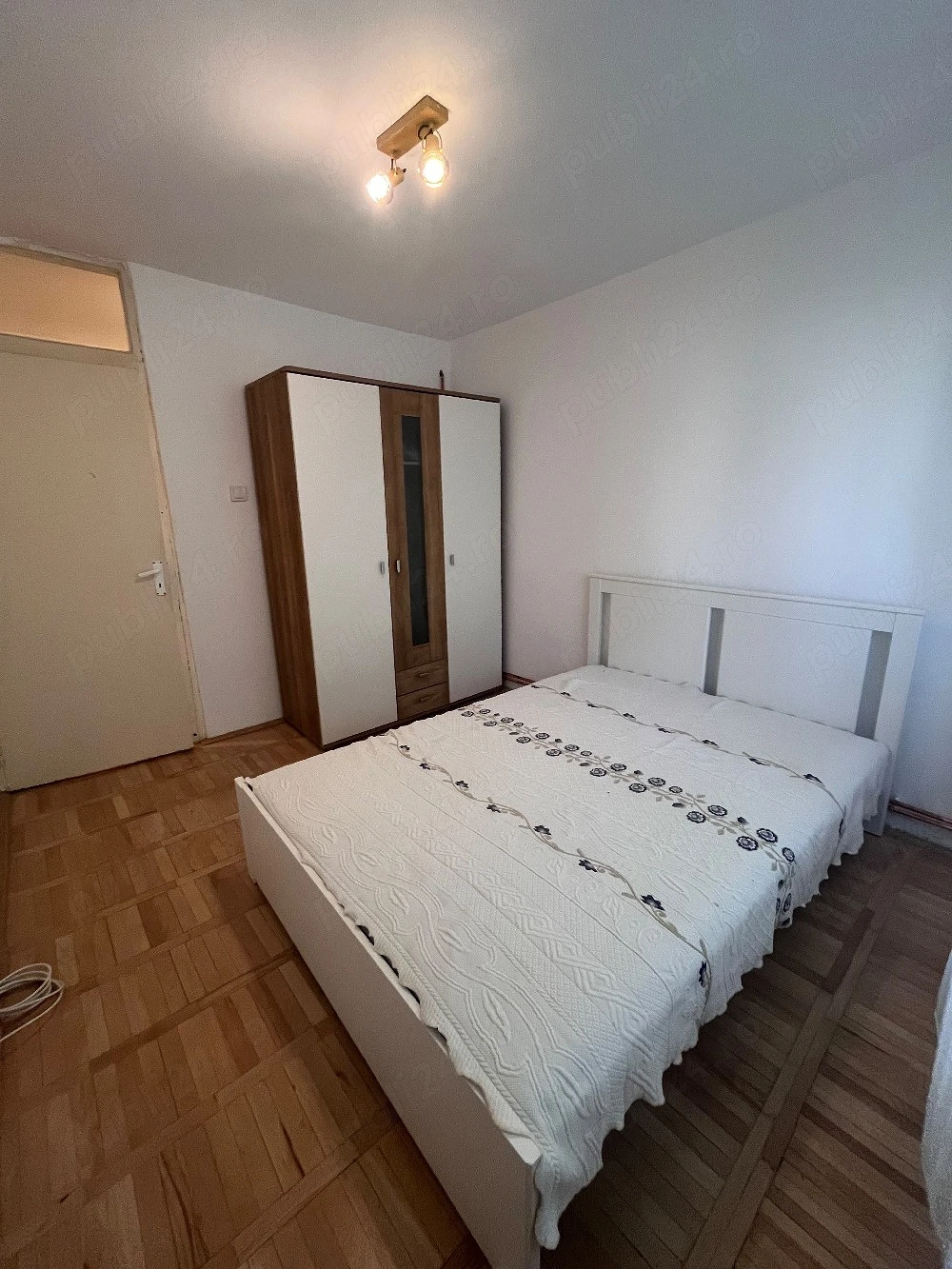Închiriez apartament cu trei camere 
