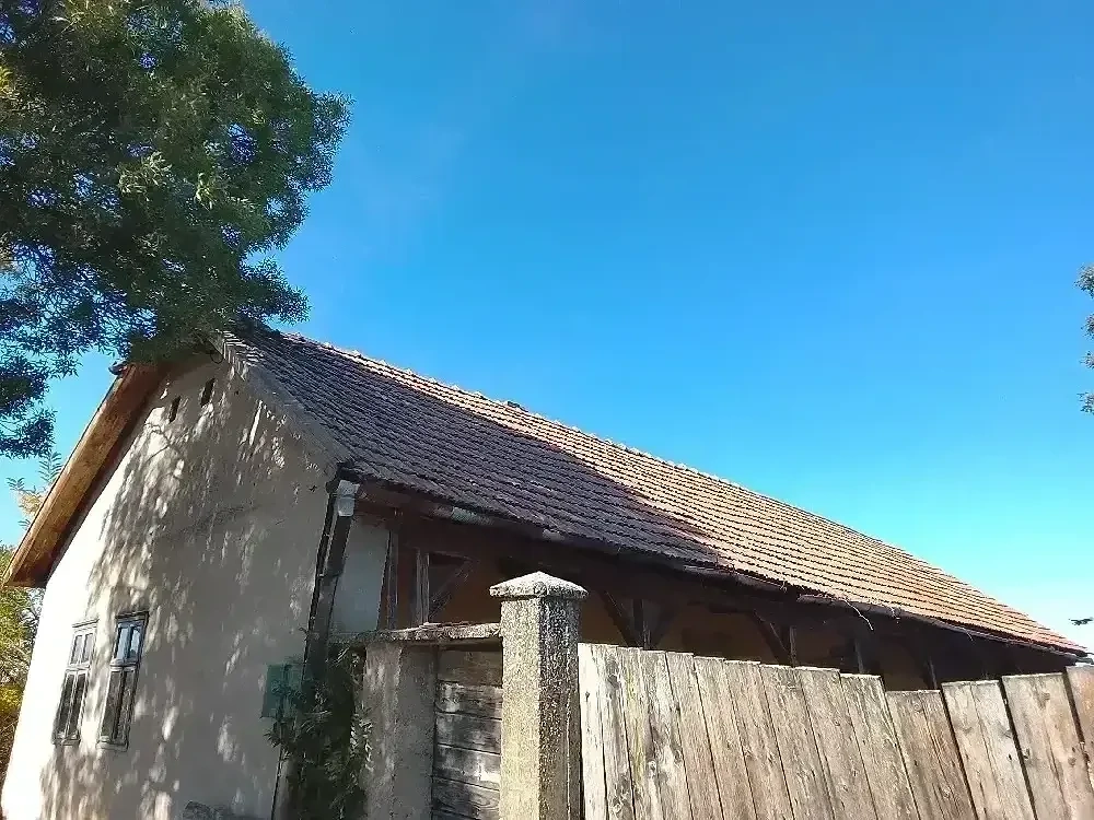 Casa cu teren de 3370 mp, la șoseaua principală în sat Șiclau, jud.Arad