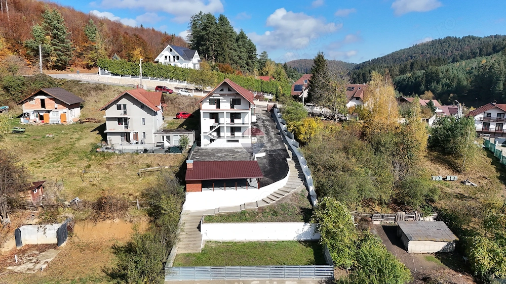 Casă / Vilă cu 15 camere de vânzare în zona Brebina